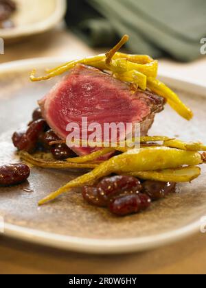 Rippensteak mit Guindilla-Paprika und gedünsteten roten Kidney Beans Stockfoto