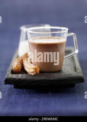 Heiße Schokolade und Churros Stockfoto