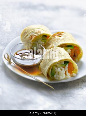 Lachs und Avocado-Pfannkuchen makis Stockfoto