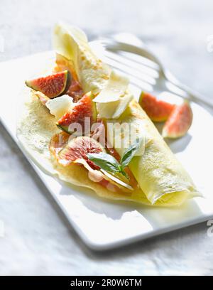 Pfannkuchen gefüllt mit Feigen, Parmesan und Speck gerollt Stockfoto