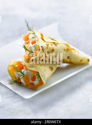 Pfannkuchen Sie gefüllt mit Lachs, Sahne und Dill Kegel Stockfoto