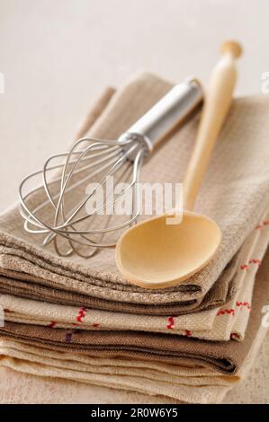 Teetücher, Holzlöffel und Schneebesen Stockfoto