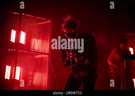 Toronto, Kanada. 09. Mai 2023. Yves Tumor tritt auf der Bühne auf, überflutet mit rotem Licht. Kredit: Bobby Singh/Alamy Live News Stockfoto