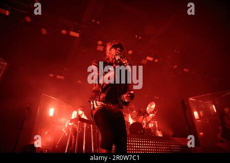 Toronto, Kanada. 09. Mai 2023. Yves Tumor tritt auf der Bühne auf, überflutet mit rotem Licht. Kredit: Bobby Singh/Alamy Live News Stockfoto