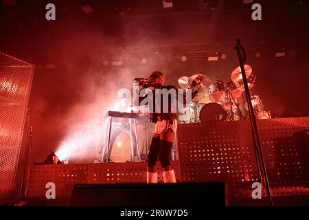 Toronto, Kanada. 09. Mai 2023. Yves Tumor tritt auf der Bühne auf, überflutet mit rotem Licht. Kredit: Bobby Singh/Alamy Live News Stockfoto
