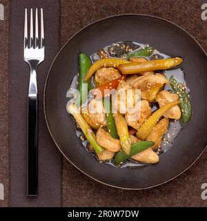 Landes Hühnchen und Gemüse in einem Wok gekocht Stockfoto