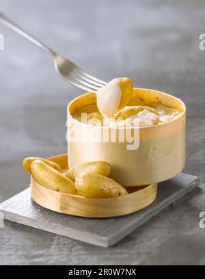 Rattes Kartoffeln mit Mont d ' or Käse Stockfoto