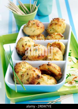 Kartoffelpüree, Emmental, roher Schinken und Schnittlauch-Vorspeisen Stockfoto