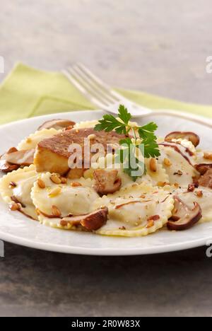 Raviolis mit Ceps und Entenfoie Gras Stockfoto