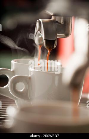 Espressomaschine zum Ausgießen von zwei Kaffees Stockfoto