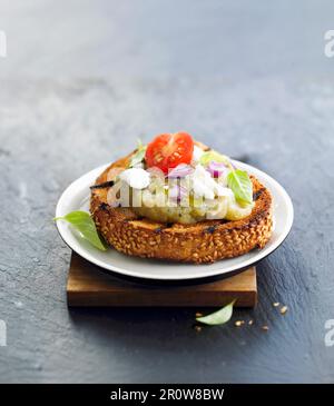 Auberginen-Kaviar und Mozzarella Crostini Stockfoto