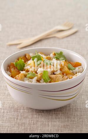 Basmati-Reis, Curryhuhn, getrocknete Aprikose und Koriandersalat Stockfoto