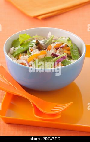 Langkörniger Reis, Zuckererbse, knusprige Karotten und Mesclun-Salat Stockfoto