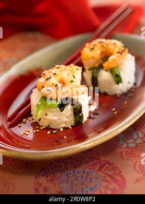 Reis-, Gambas-, Nori-Seetang- und Sesamsamen-Makis Stockfoto