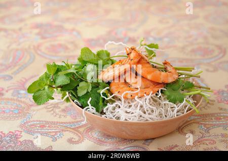 In der Pfanne gebratene Garnelen mit Knoblauch und Ingwer Stockfoto