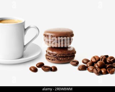 Schokoladenmakronen, Kaffeebohnen und eine Tasse Kaffee Stockfoto