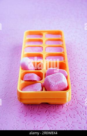 Eiswürfel mit Blaubeergeschmack Stockfoto