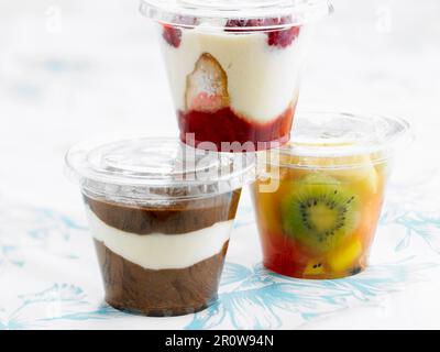 Drei verschiedene Desserts in Kunststoffbehältern zum Mitnehmen Stockfoto