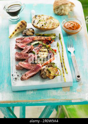 Kalbsfilet mit gegrilltem Gemüse Stockfoto