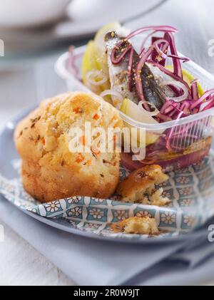 Marinierte Sardine, Rotkohl und Apfelsalat, herzhafte Muffins mit Karotten und Anis Stockfoto