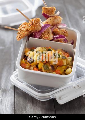 Kalte Ratatouille, Hühnerbrochetten mit milden Gewürzen Stockfoto