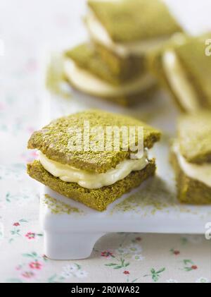 Matcha-Tee-Keks-Sandwiches gefüllt mit weißer Schokoladen-Ganache Stockfoto