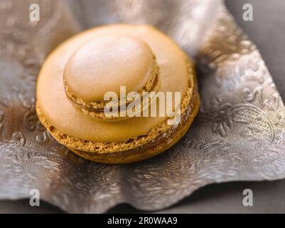 Große und kleine Kaffee-Makronen Stockfoto