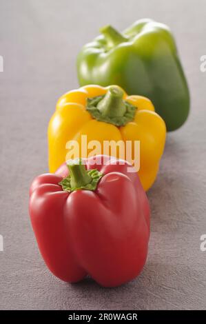 Drei verschiedenen farbigen Paprika Stockfoto