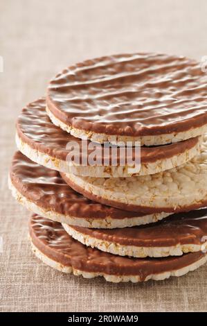 Blätterteig-Reiskuchen in Schokolade überzogen Stockfoto