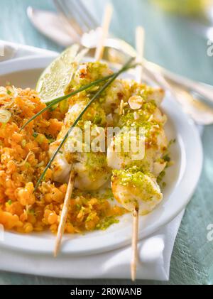 Seeteufel-Brochetten mit Pistazien und Mandeln Stockfoto