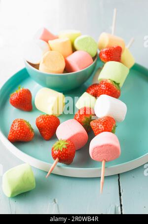 Eibisch und Erdbeere Spieße Stockfoto