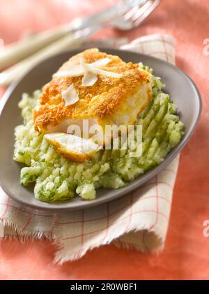 Dickes Stück Kabeljau in Parmesankruste, Kartoffel- und Petersilienpüree Stockfoto