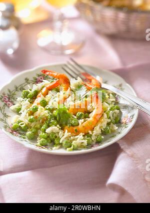 Sautierter Reis mit Garnelen, Erbsen, Zitronellen, grünem Pfeffer und Koriander Stockfoto