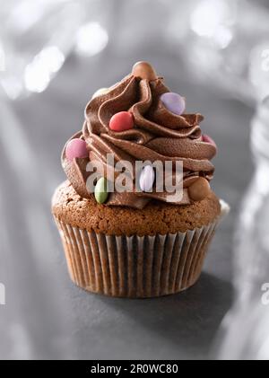 Schokolade und Smarties-Muffins Stockfoto