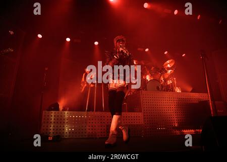 Toronto, Kanada. 09. Mai 2023. Yves Tumor tritt auf der Bühne auf, überflutet mit rotem Licht. Kredit: Bobby Singh/Alamy Live News Stockfoto