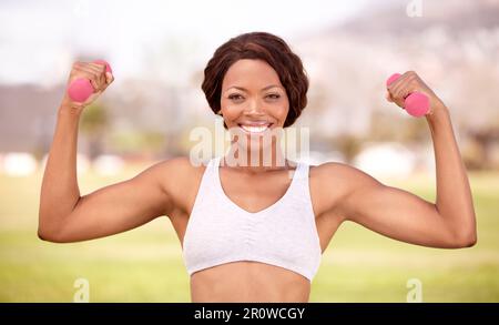 Gewichtheben, Fitness und Porträt einer schwarzen Frau im Park für Sport, Bodybuilder-Training und Workout. Sport, Muskeln und glückliche Sportlerin Stockfoto