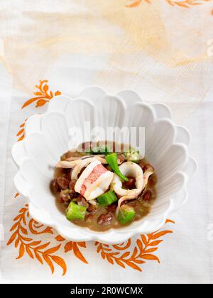Tintenfischeintopf mit roten Bohnen und Okras Stockfoto