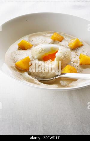 Weich gekochtes Ei in polenta Stockfoto