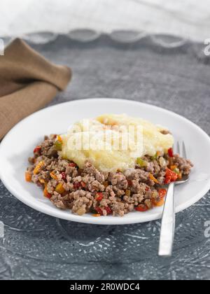 Polenta mit Hackfleisch und Gemüse Stockfoto