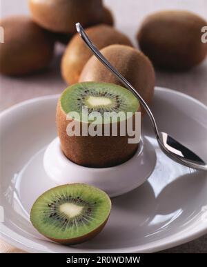 Ich serviere Kiwi in einem Eierbecher Stockfoto
