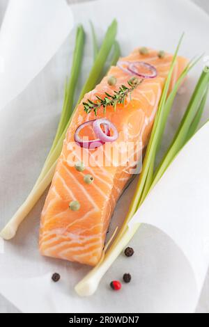 Ein Stück Lachs auf einem Blatt Wachspapier Stockfoto