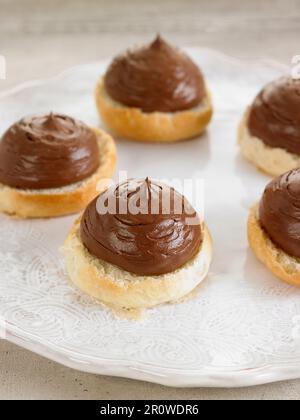 Brioche-Hälften mit Schokoladencreme garniert Stockfoto