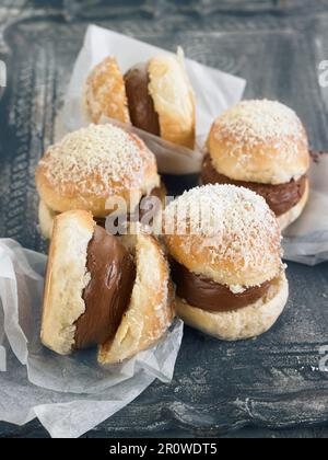 Kleine Brioches mit Schokoladencreme-Füllung Stockfoto