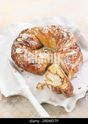 Zimt- und Walnussmatte Kronenbrioche Stockfoto