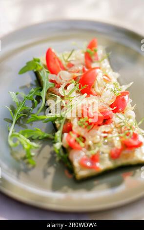 Grünes, herzhaftes Shortbread mit Tomaten und gedünsteten Zwiebeln Stockfoto