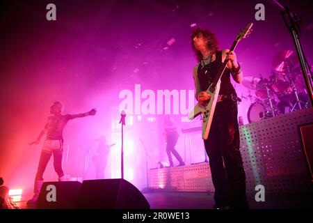 Toronto, Kanada. 09. Mai 2023. Gitarrist Chris greatt i (rechts) tritt mit Yves Tumor (links) auf. Kredit: Bobby Singh/Alamy Live News Stockfoto