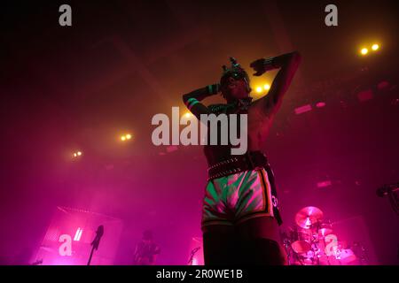 Toronto, Kanada. 09. Mai 2023. Yves Tumor (Sean Lee Bowie) tritt auf der Bühne auf und trägt sportliche Shorts, Leggings und weiße Stiefel, eine große gepunktete Fliege und gestickte Armbänder Credit: Bobby Singh/Alamy Live News Stockfoto