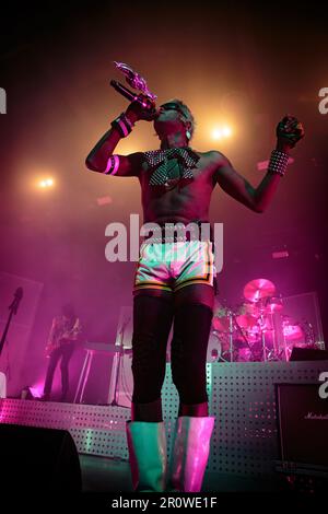 Toronto, Kanada. 09. Mai 2023. Yves Tumor (Sean Lee Bowie) tritt auf der Bühne auf und trägt sportliche Shorts, Leggings und weiße Stiefel, eine große gepunktete Fliege und gestickte Armbänder Credit: Bobby Singh/Alamy Live News Stockfoto