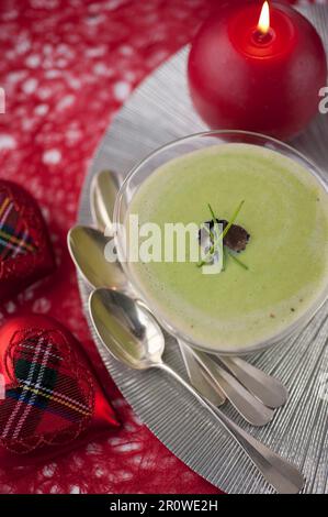 Sahne aus Bohnensuppe mit Schnittlauch und Trüffelscheiben Stockfoto