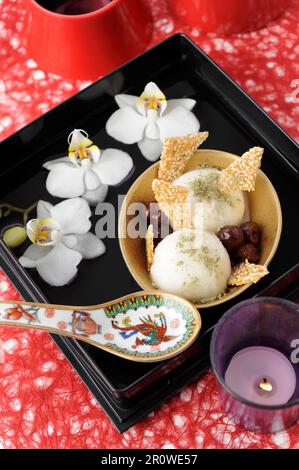 Mandelmilcheis, Grünteepulver, Kirschen und zerstoßenes Sesamkaramell Stockfoto